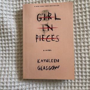Girl in Pieces by Kathleen Glasgow - Paperback